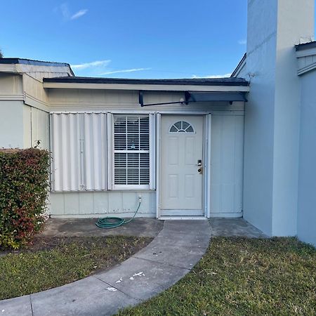 Private Queen Bedroom C Shared Common Spaces Fort Pierce Esterno foto